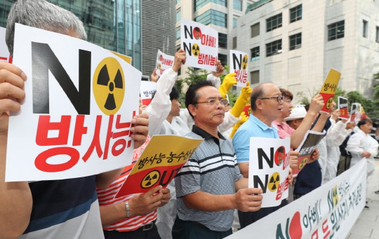 28일 오전 서울 종로구 옛 일본대사관 앞에서 중소마트, 자영업자단체가 일본산 농수산물, 식품첨가물의 원산지 추적 운동 기자회견을 하고 있다. <연합 제공>